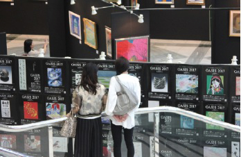会場壁面に展示されたポスターの様子