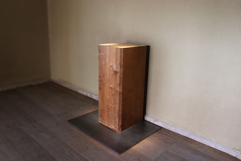 展示されている蔵の梁。この部屋の床板には蔵の棚板が使われている。