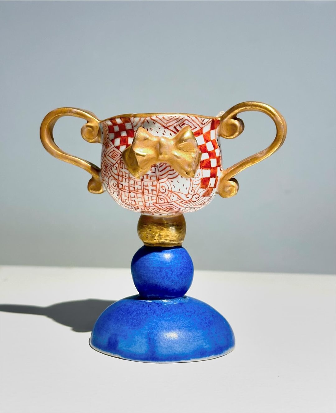 ペロリーヌ《ペロリーヌ杯-赤絵金リボン-》磁器 彩色 20.0×5.0cm 2023