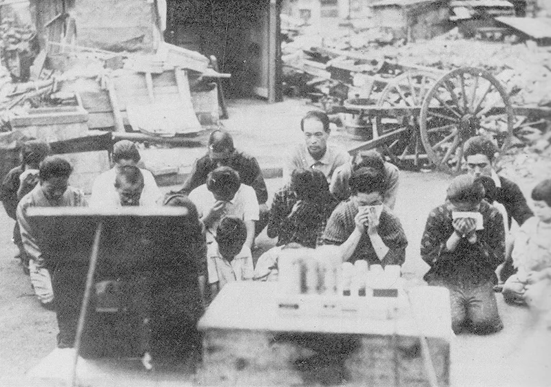 玉音放送を聞く日本国民（1945年8月15日午後12時）Public domain / Wikimedia Commons