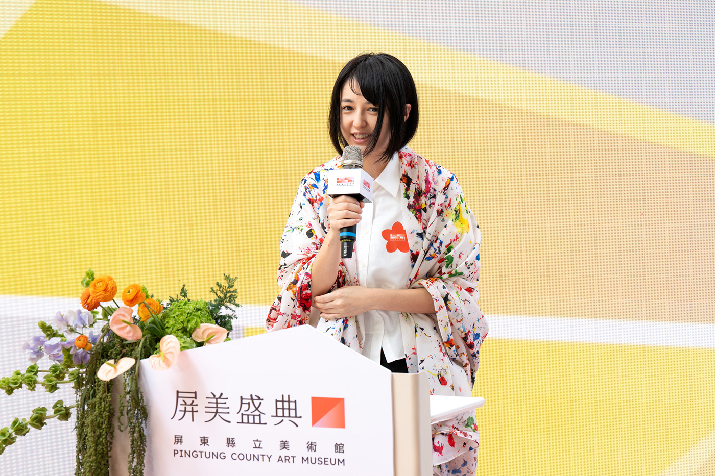 壇上であいさつをする小松美羽