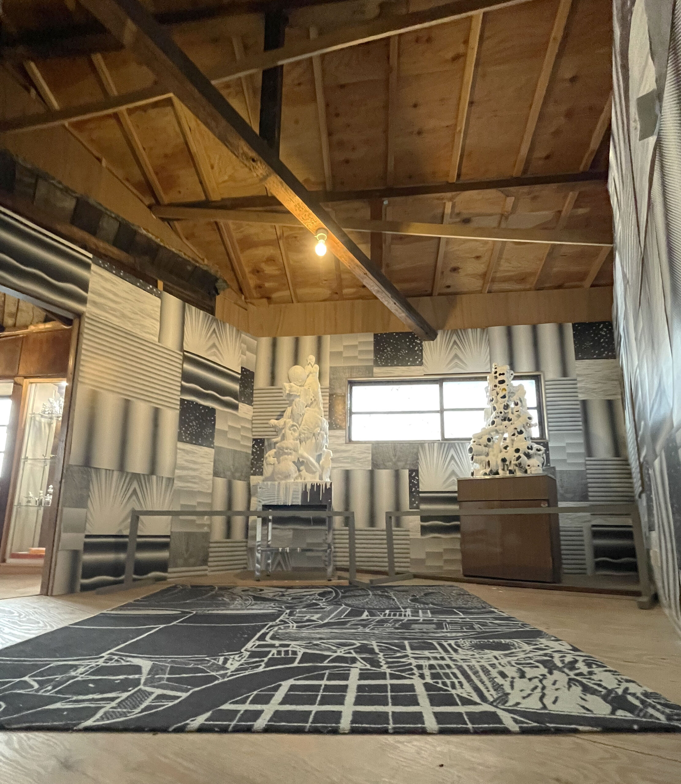 金氏徹平《クリーミーな部屋》 住居空間だった展示スペースにある作品 金氏徹平《クリーミーな部屋》 住居空間だった展示スペースにある作品